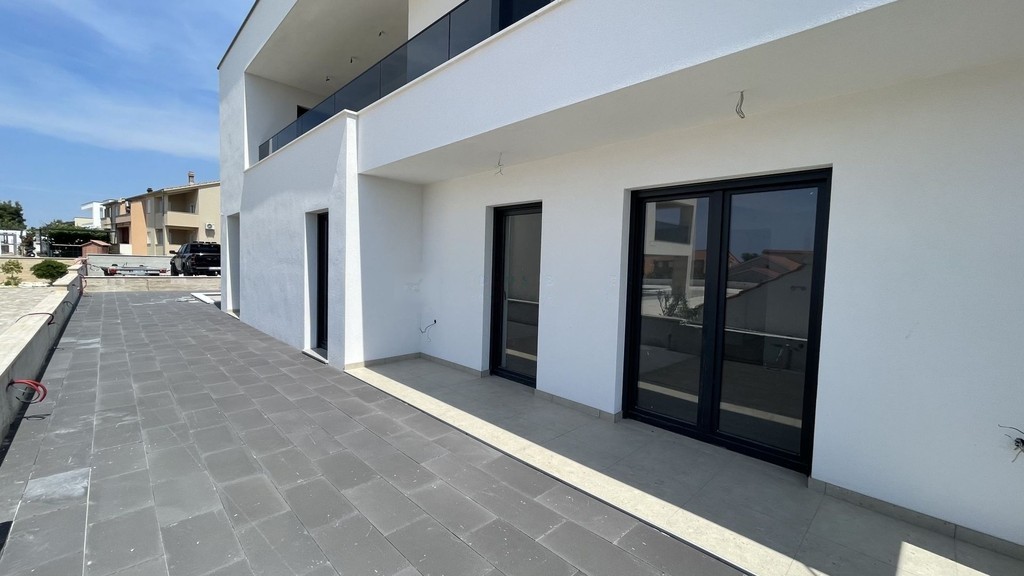 Terrassenseite mit großen Fenstertüren