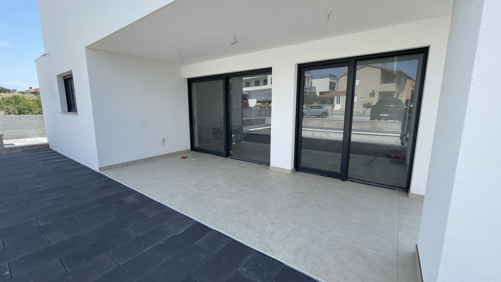 Überdachte Terrasse vor dem Wohnzimmer