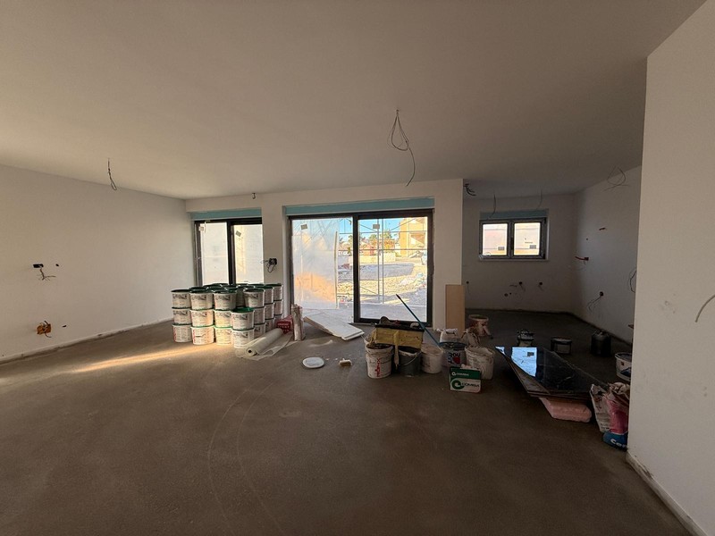 Wohnbereich mit großen Fensterflächen im Rohbau