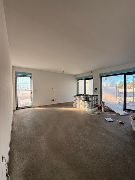 Langer Wohnraum mit Fenstertür
