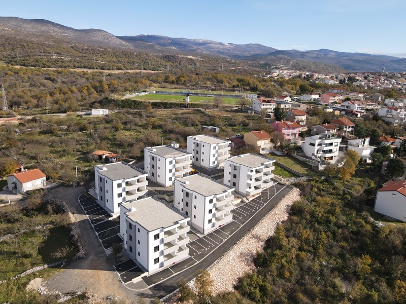 Anlage mit Sportplatz und Bergen
