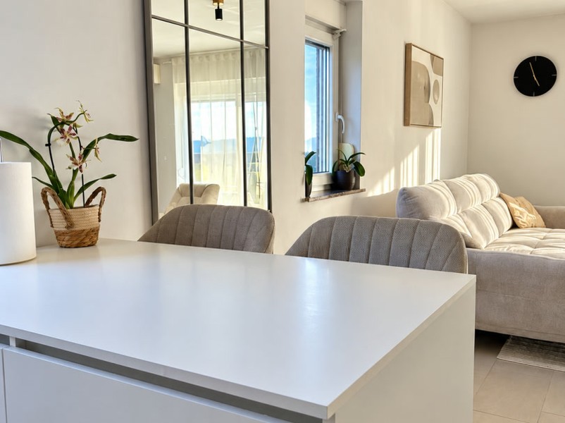Kücheninsel mit Blick ins Wohnzimmer