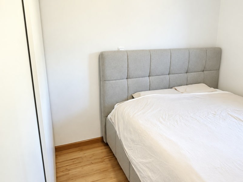 Schlafzimmer mit Polsterbett