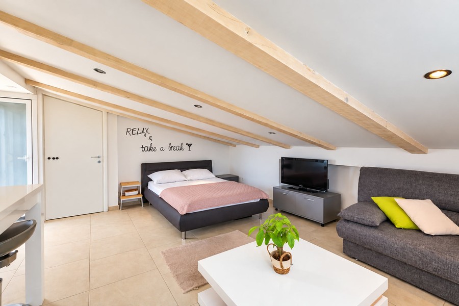 Studio mit Schlafbereich und Sofa