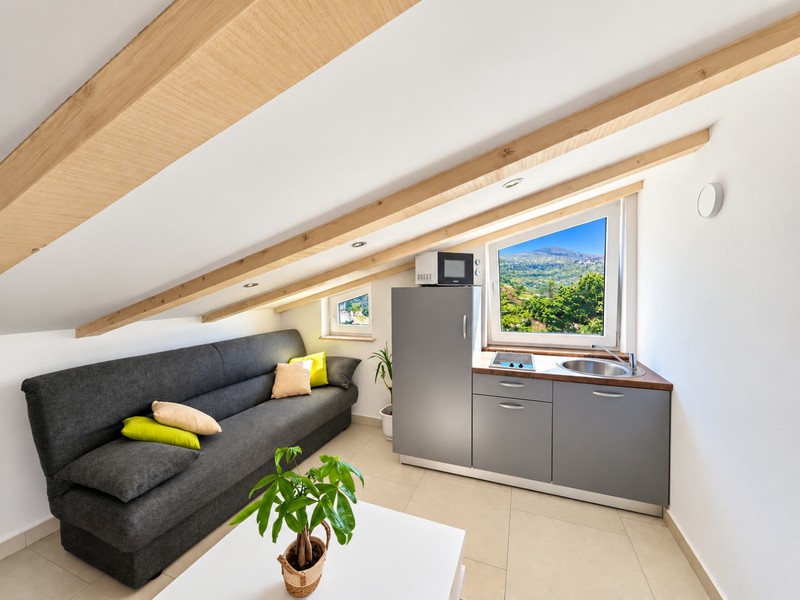 Sofa und Küchenzeile im Studio