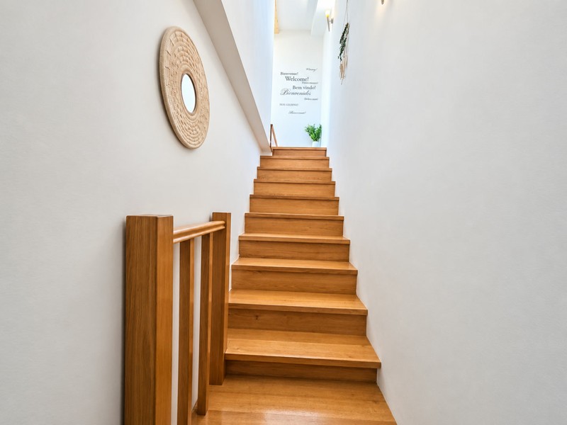Holztreppe zur oberen Etage