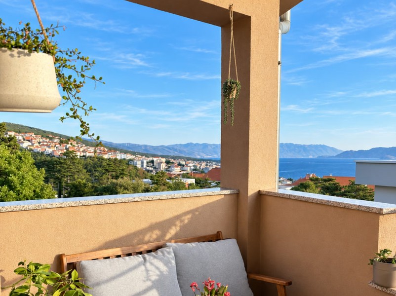 Sitzecke auf dem Balkon mit Blick über den Ort