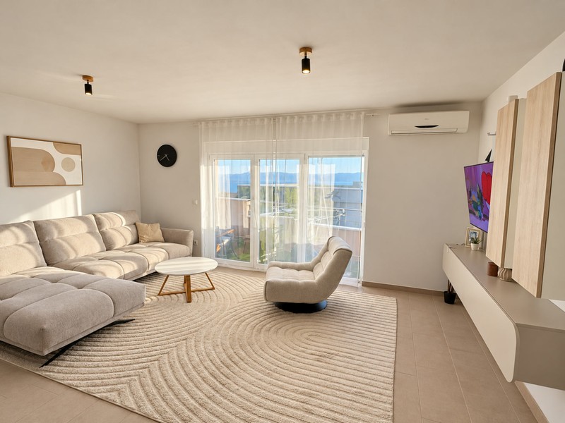 Wohnzimmer mit Ecksofa und großem Fenster