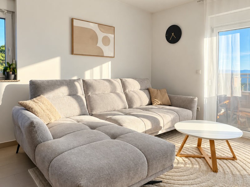 Sofa mit rundem Couchtisch