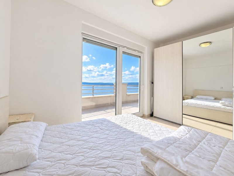 Schlafzimmer mit Doppelbett und Terrassentür
