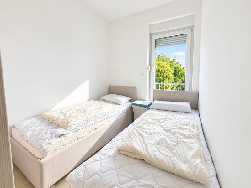 Zimmer mit Einzelbetten und Fenster