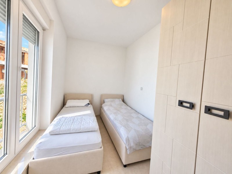 Einzelbetten und Einbauschrank