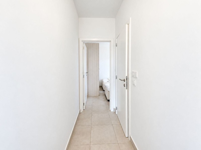 Schmaler Flur mit Blick ins Zimmer