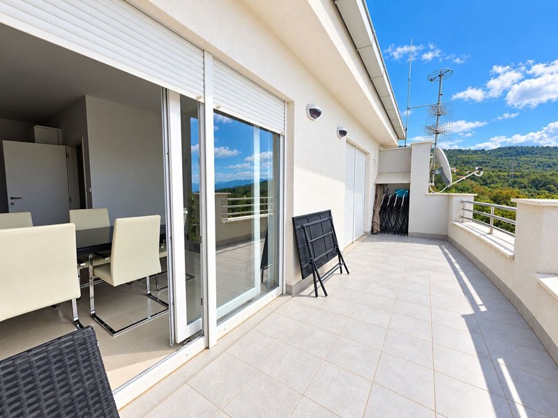 Terrasse vor dem Wohnbereich mit Blick ins Grüne