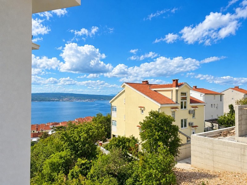Blick über die Häuser auf das Meer und Krk