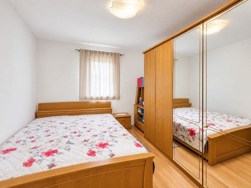 Schlafzimmer mit Doppelbett und Spiegelschrank