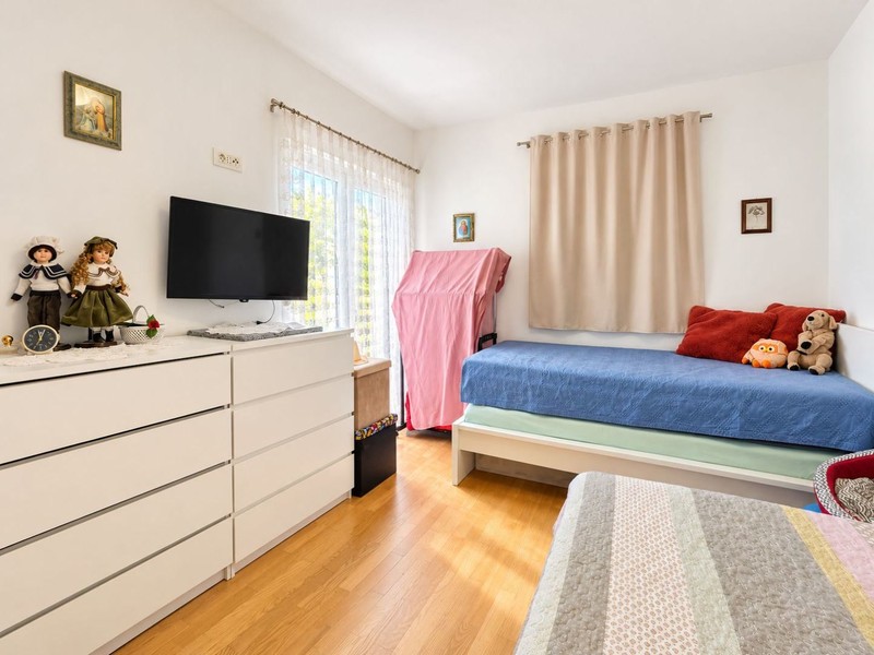 Zweites Schlafzimmer mit Fernseher