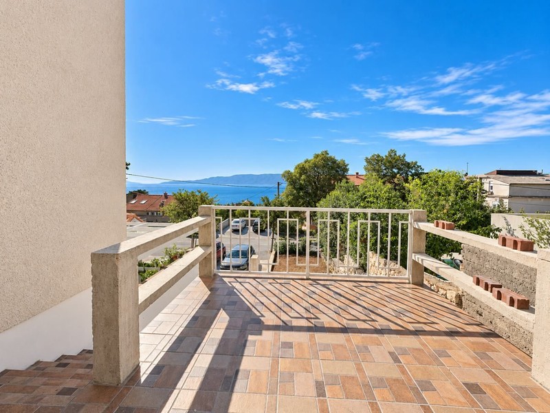 Terrasse mit Geländer und Blick auf das Meer
