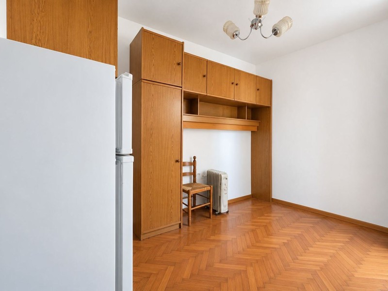 Schlafzimmer mit Einbauschrank und Parkett