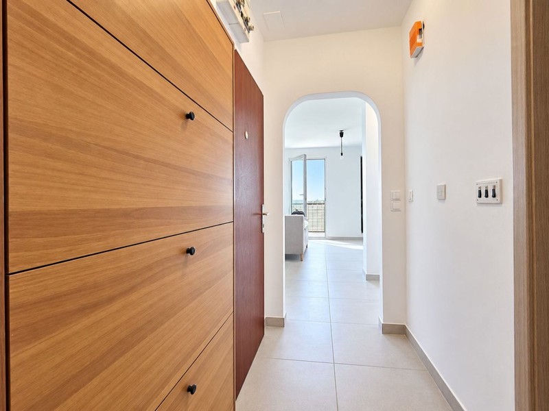 Flur mit Wandschrank und Blick ins Wohnzimmer