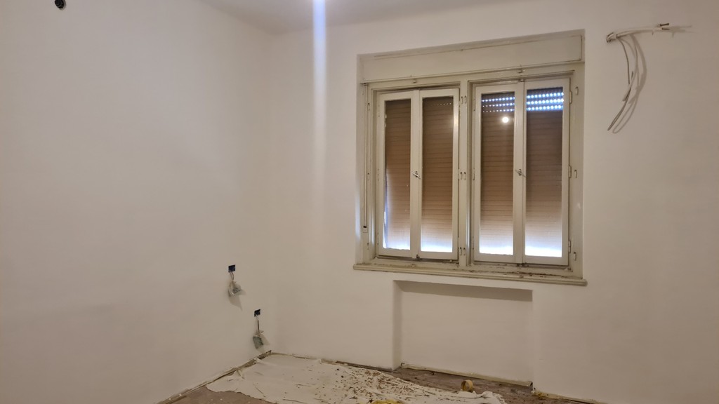 Leeres Schlafzimmer mit Fenster