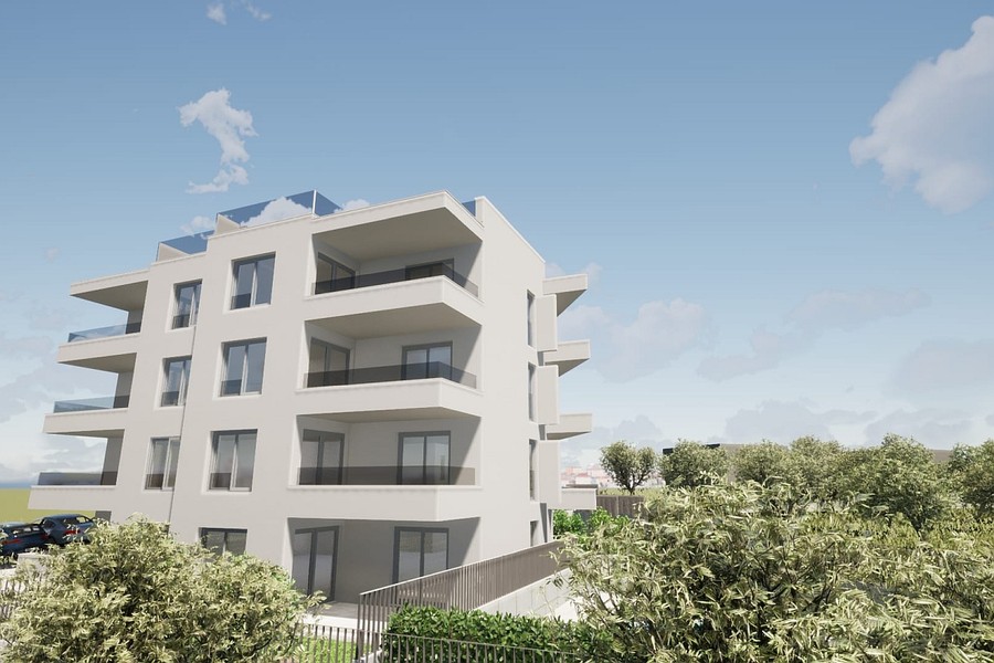 Helle Fassade mit überdachten Terrassen
