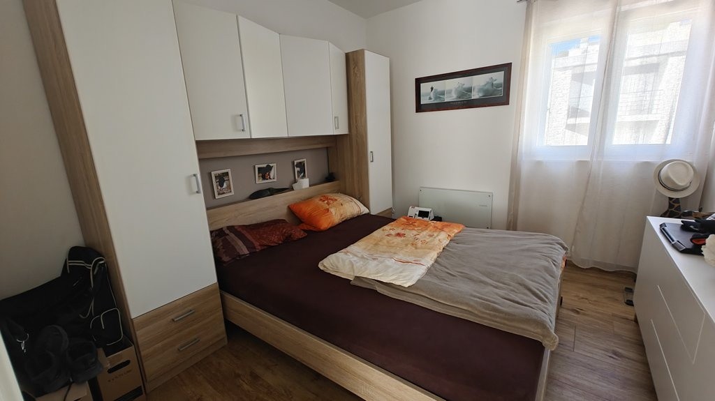 Schlafzimmer mit Doppelbett und Schrank