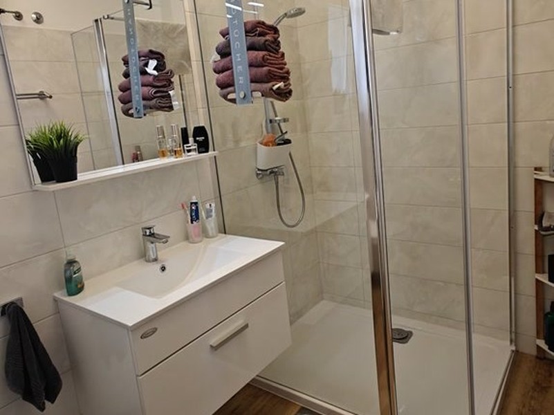 Badezimmer mit Dusche