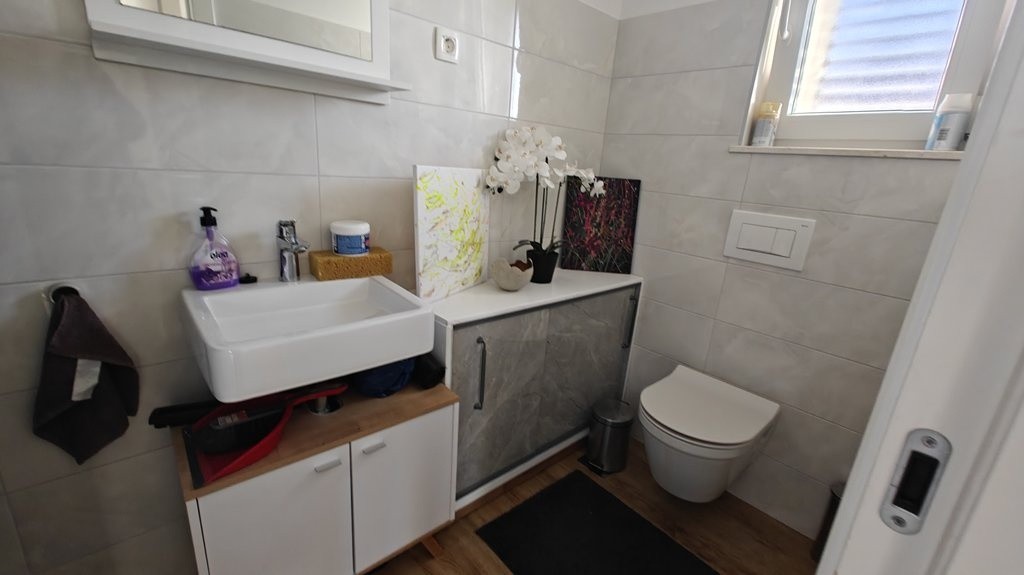 Separate Toilette mit Waschbecken