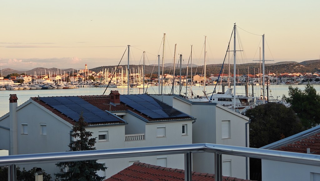 Wohnung mit Dachterrasse und Blick auf den Hafen in Murter, Dalmatien