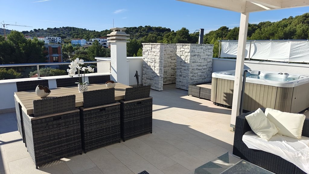 Dachterrasse mit Jacuzzi und Sitzgruppe