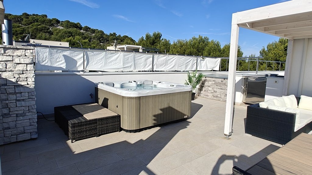 Dachterrasse mit Jacuzzi und Pergola