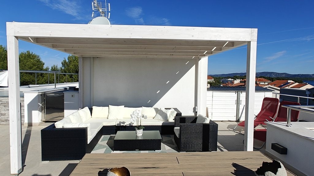 Sitzecke unter der Pergola auf der Dachterrasse