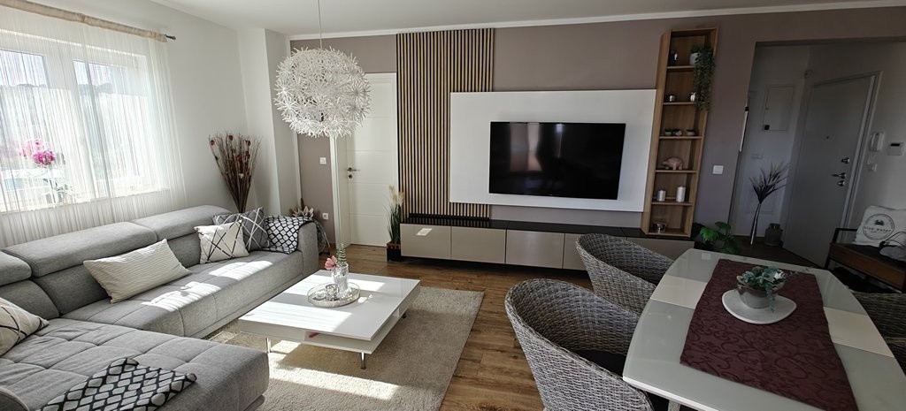 Wohnzimmer mit Sofa und Fernseher