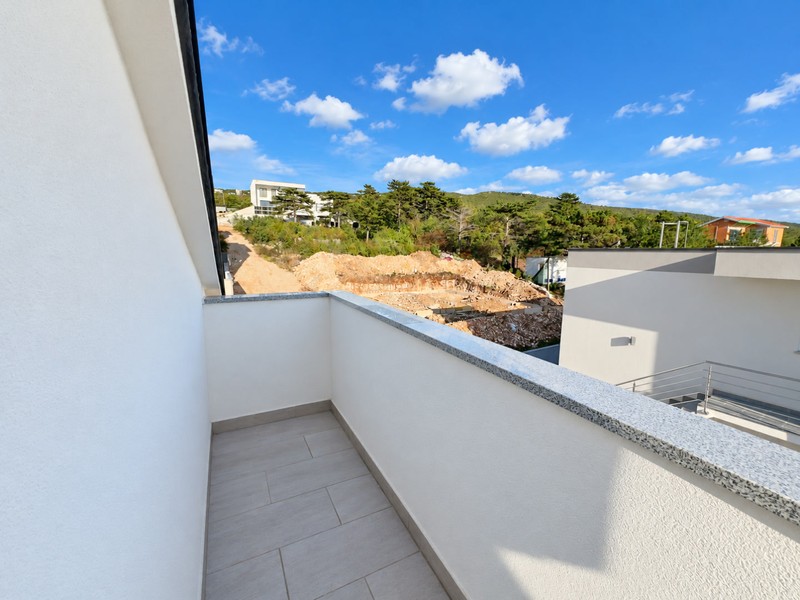 Balkon mit Geländer und Blick ins Grüne