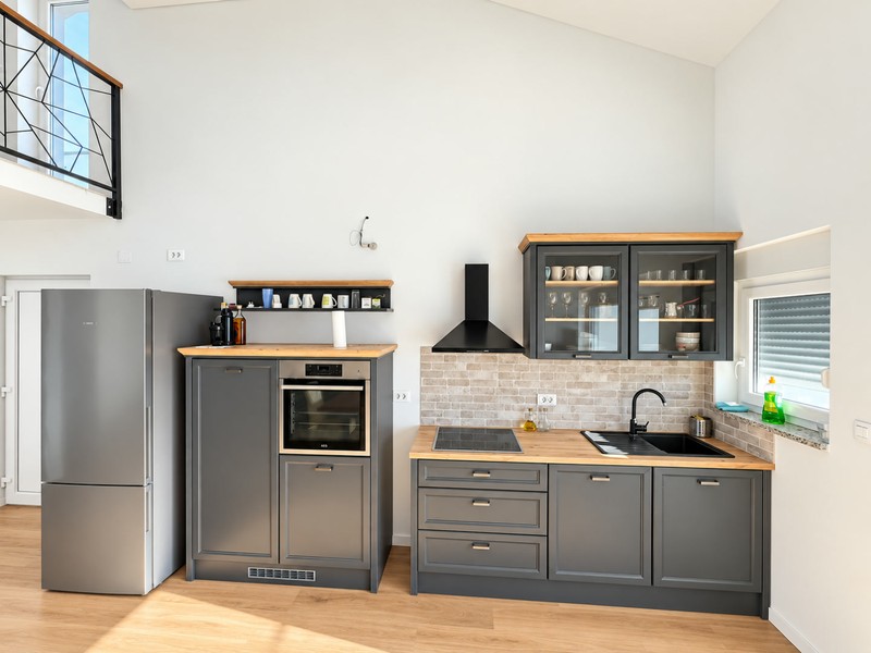 Küche mit grauen Fronten und Backofen