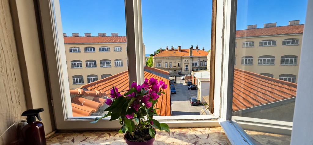 Blick aus dem Fenster über die Dächer der Stadt