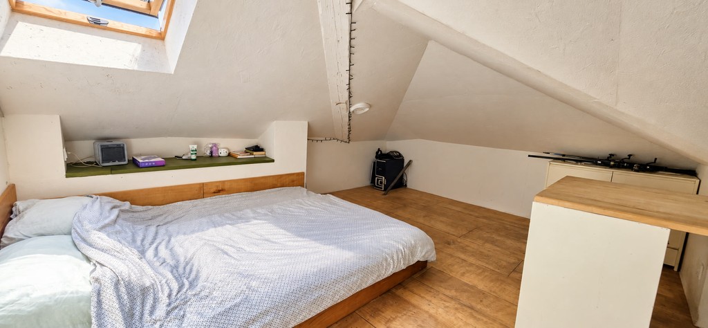 Dachzimmer mit Bett unter der Schräge