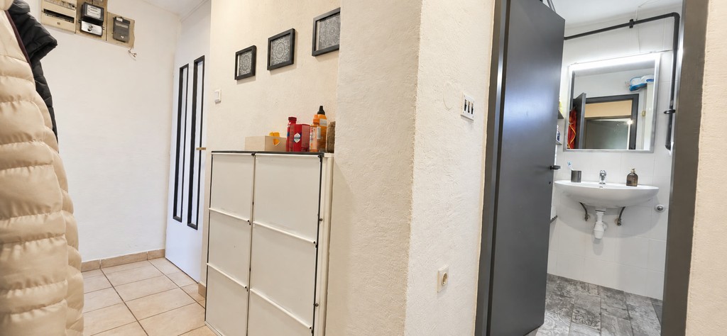 Flur mit Schrank und Blick ins Bad