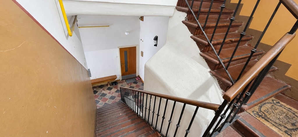 Treppenhaus mit Holzgeländer