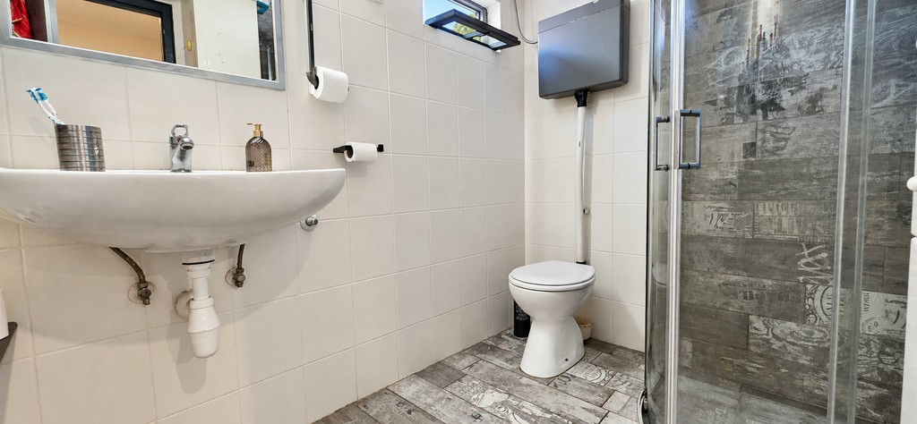 Badezimmer mit Waschbecken und Toilette