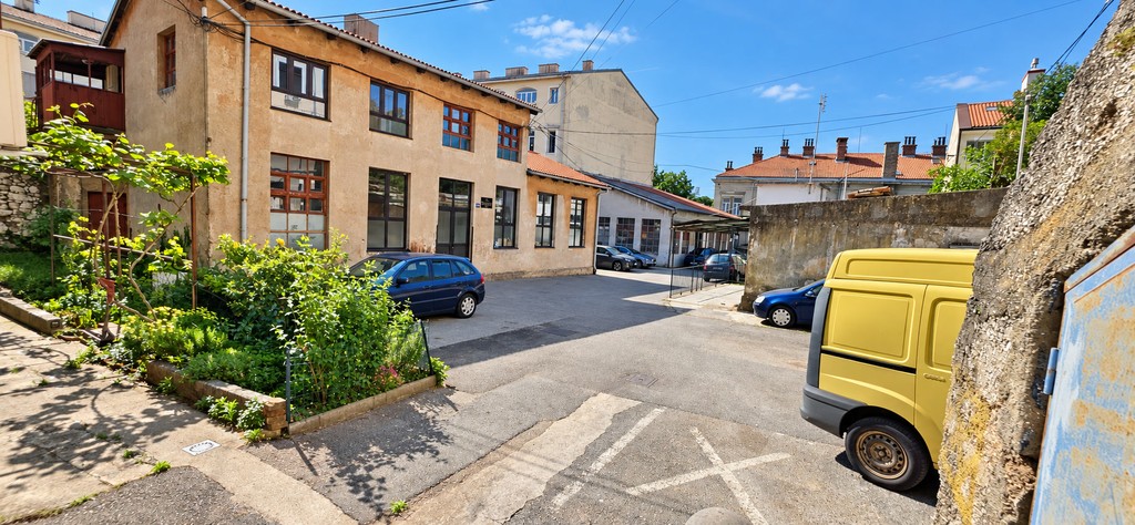 Dachgeschosswohnung mit Garten und Parkplatz im Hof in Rijeka