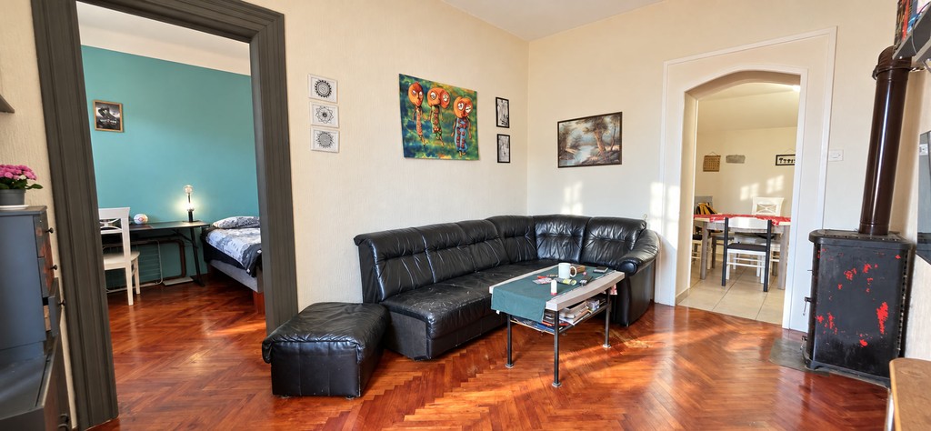 Wohnbereich mit Durchgang zum Schlafzimmer