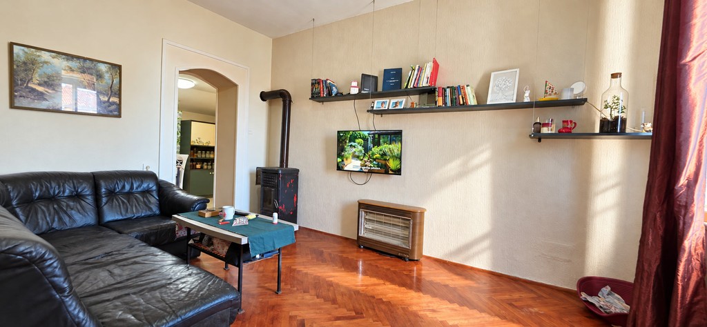 Ledersofa mit Blick zum Esstisch
