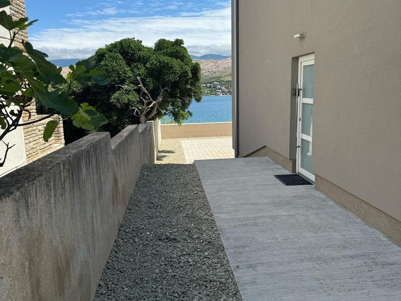 Seitlicher Weg am Haus mit Blick zum Meer