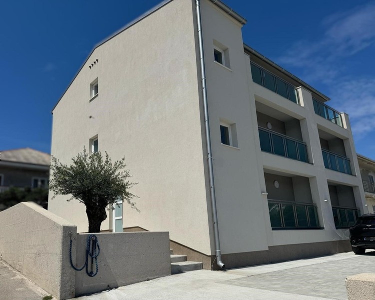 Neubau mit fünf Wohnungen und Balkonen in Pag
