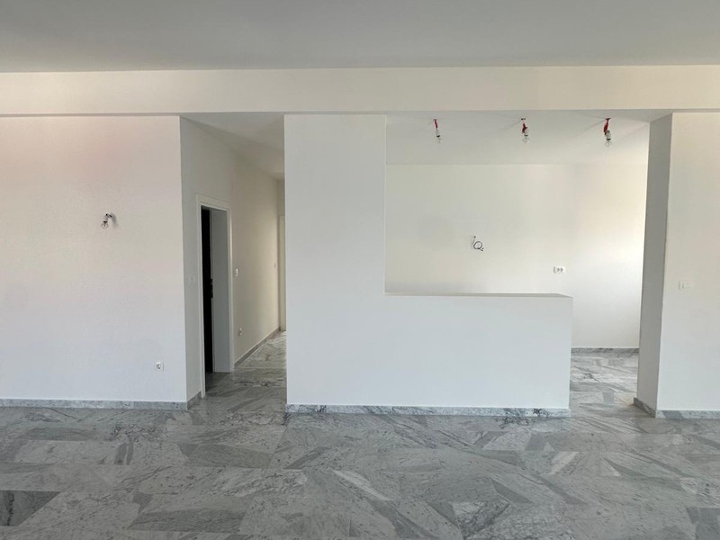 Großer Wohnraum mit Marmorboden und Zugang zur Terrasse