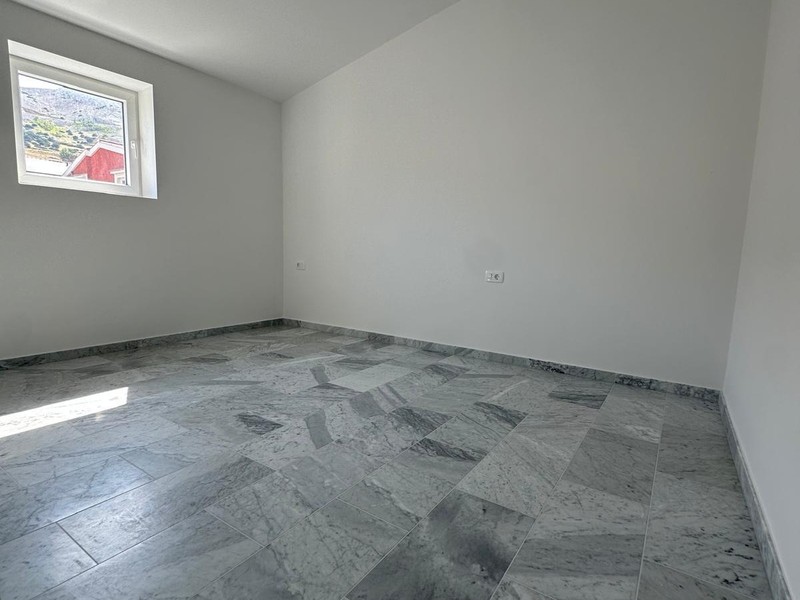 Schlafzimmer mit Dachschräge und Fenster