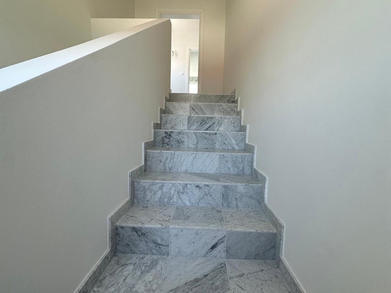 Treppe aus Marmor zum Penthouse