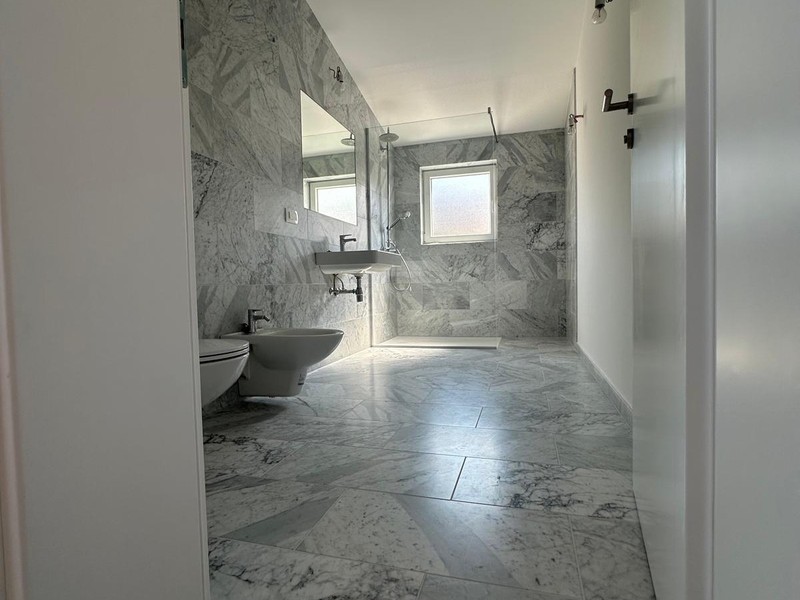Zweites Badezimmer mit Fenster